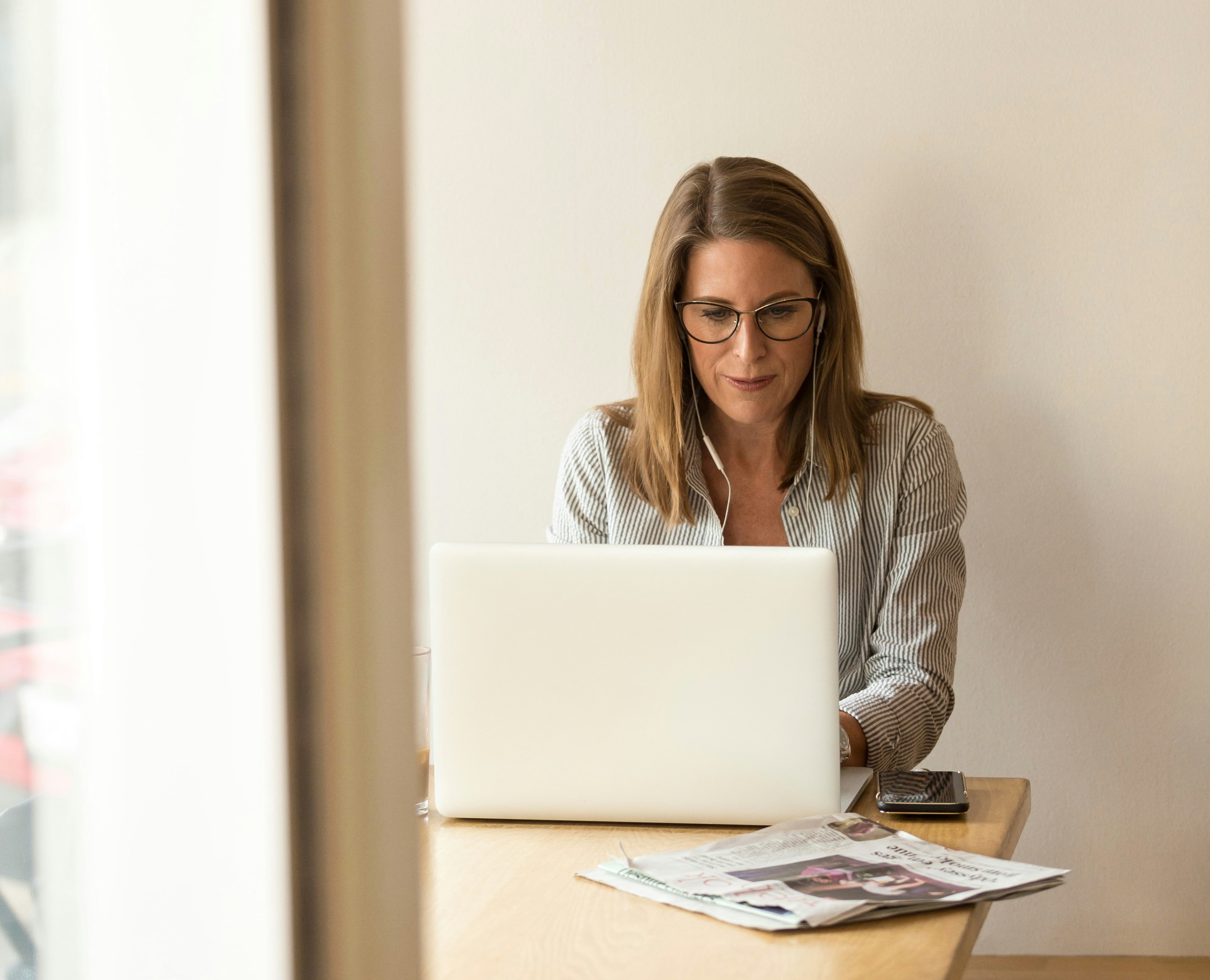 woman working at her office desk interacting with ai coaching on her computer